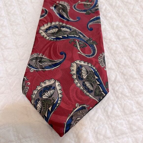 Oscar de la Renta Couture Collection Red Blue and Green Paisley Design Tie - Picture 2 of 5